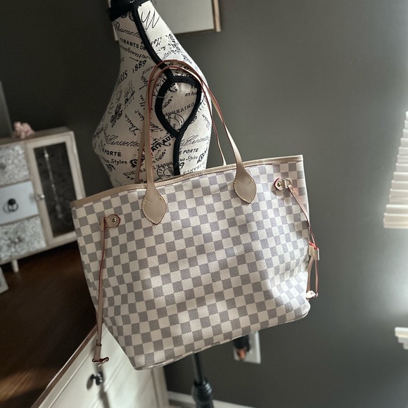 Designer inspired cream tote bag with wallet and zipper pouch - Picture 1 of 6